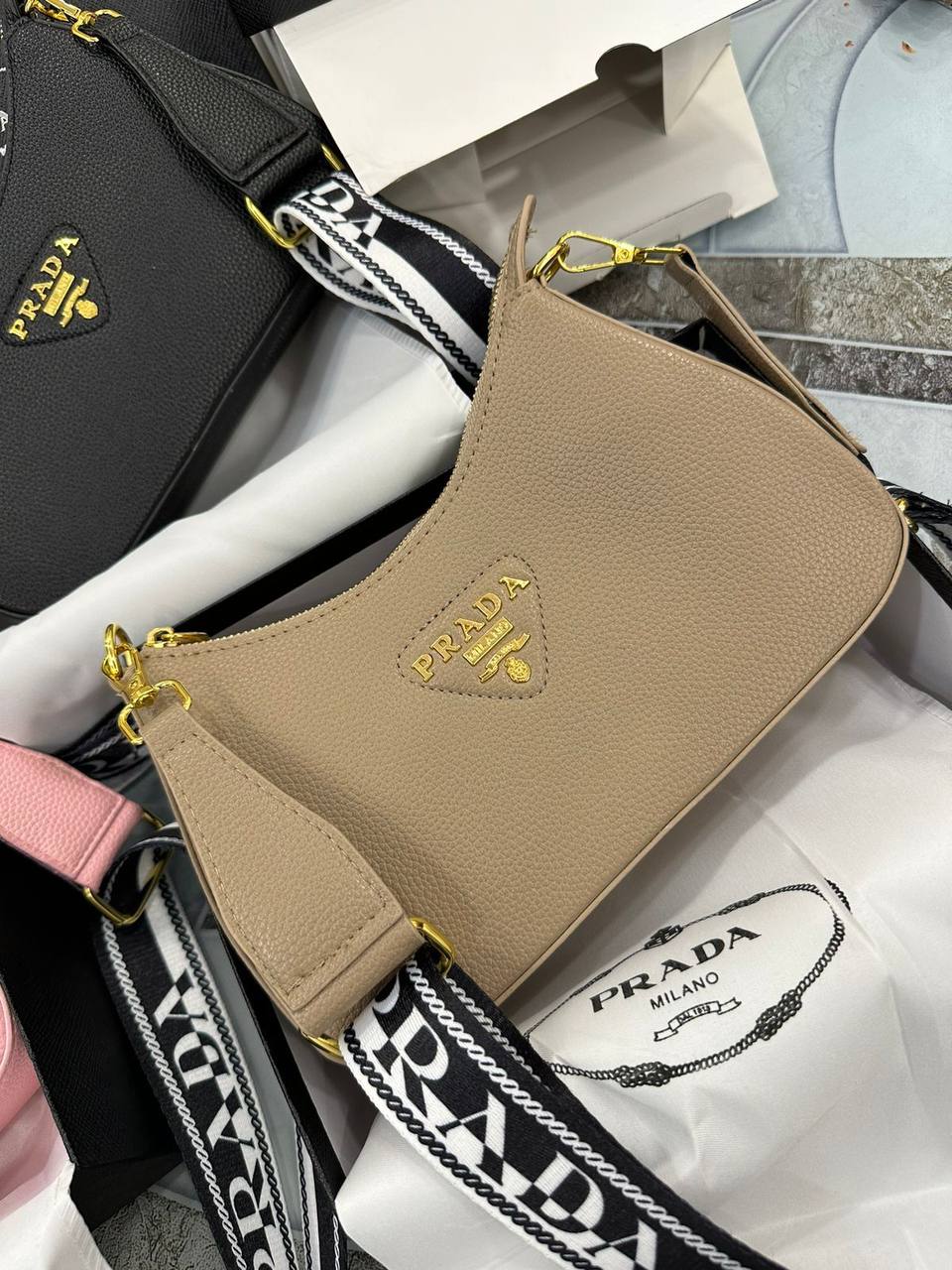Trendy Prada Handbag for Women (LE3594)
