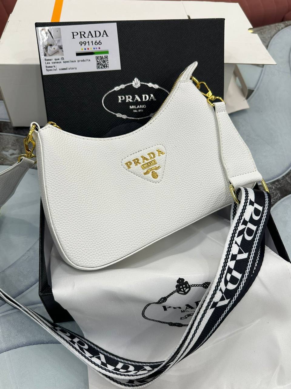 Trendy Prada Handbag for Women (LE3597)